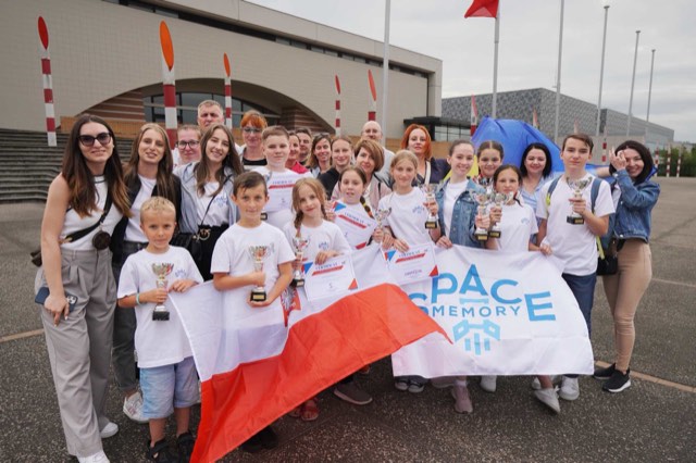 The joint Indigo Mental Club and Space Memory team with cups after a contest